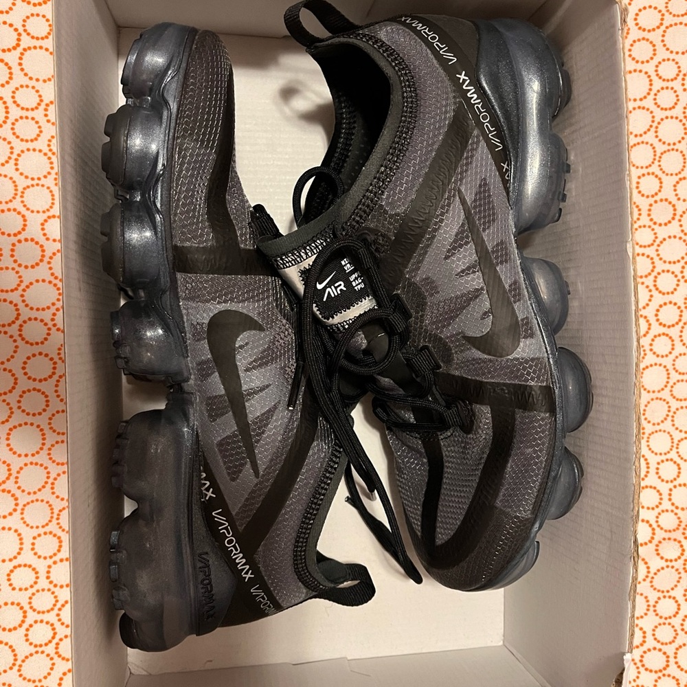 Nike women’s vapormax black size 8